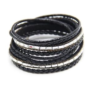 Macro-opname van meerlaagse handgemaakte gevlochten armband met strassteentjes