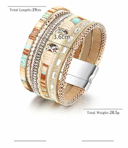 Vista dettagliata del bracciale multistrato bohémien con chiusura magnetica e strass