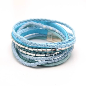 Macro-opname van de meerlaagse blauwe geweven armband met strassketting en magnetische sluiting