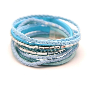 Detail van een blauwe gevlochten meerlaagse armband met strass en magnetische sluiting