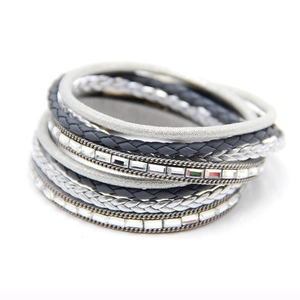 Detailweergave van handgeweven meerlaagse armband met sprankelende strasstenen en magneetsluiting