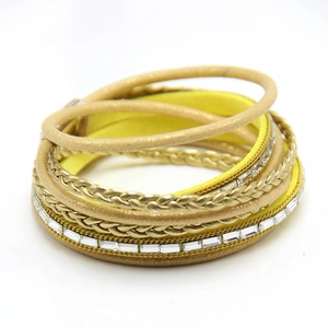 Meerlaagse gevlochten magnetische armband met fonkelende kristallen en gele leren voering