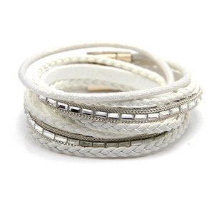 Meerlaagse witte gevlochten leren armband met kristallen strassteentjes en magneetsluiting