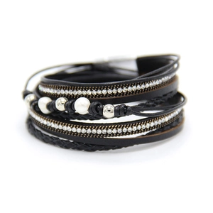 Bracelet multicouche en cuir noir avec perles, strass et fermoir magnétique chic