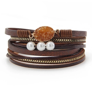 Detail eines böhmischen mehrlagigen Lederarmbands mit Druzy-Kristall und Perlen