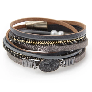 Mehrlagiges Boho-Lederarmband mit weißen Perlen, Druzy-Stein und Magnetverschluss