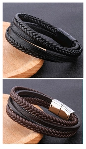 Primer plano de pulsera de cuero trenzado multicapa con cierre magnético de metal fino