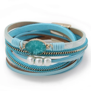 Mehrlagiges Lederarmband mit blauem Druzy-Stein, weißen Perlen und Magnetverschluss
