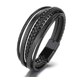 Bracciale multistrato in pelle nera fatto a mano con chiusura magnetica da uomo