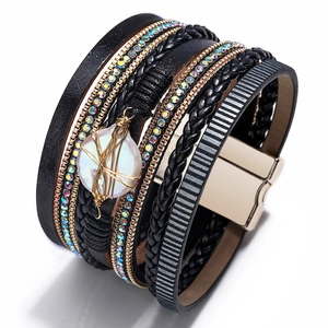 Pulsera bohemia de cuero multicapa con perla barroca y brillantes de imitación