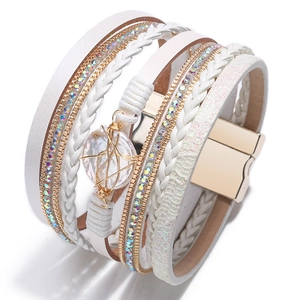 Pulsera multicapa de cuero blanco con cristales brillantes y una perla barroca