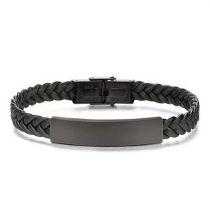 Détail d'un bracelet pour homme en cuir tressé noir avec fermoir en acier inoxydable