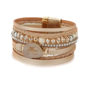 Mehrlagiges Lederarmband mit Champagner-Kristallen, Perlen und Magnetverschluss