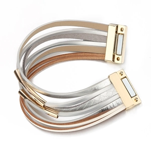 Bracelet multicouche en cuir avec textures métalliques et fermoir magnétique doré pour femme