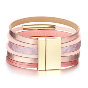 Détails d'un bracelet multicouche en cuir tressé avec un fermoir magnétique doré