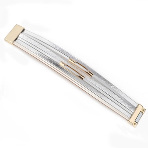 Vue détaillée du bracelet multicouche en cuir peau de serpent avec tubes dorés et fermoir