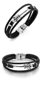 Détail du bracelet multicouche en cuir avec pendentif guitare et fermoir en acier inoxydable