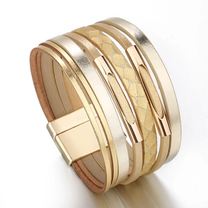 Détail du bracelet en cuir multicouche avec fermoir magnétique doré et textures serpent