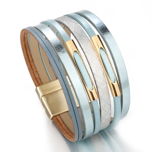 Détail d'un bracelet multicouche en cuir avec accents en alliage doré et fermoir aimanté
