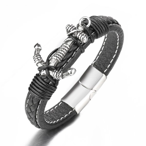 Makroansicht des geflochtenen Lederarmbands mit silbernem Ankeranhänger und Magnetverschluss