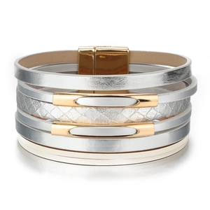Bracelet multicouche en cuir pour femme avec accents métalliques argentés et fermoir magnétique