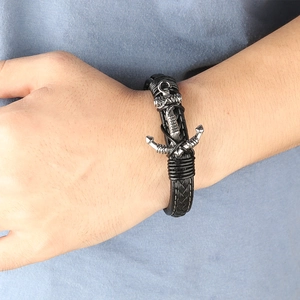 Detail des handgewebten schwarzen Lederbands und silbernen Ankerverschlusses am Armband