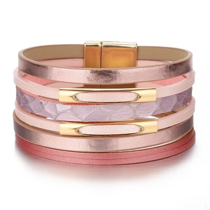 Bracelet multicouche en cuir rose et or rose avec texture serpent et fermoir aimanté