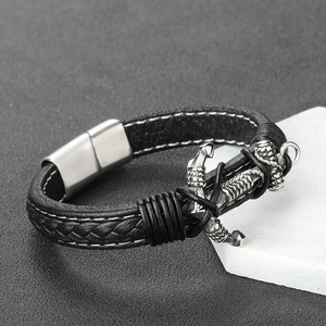 Nahaufnahme des Leder-Ankerarmbandes mit Vintage-Edelstahl-Magnetverschluss