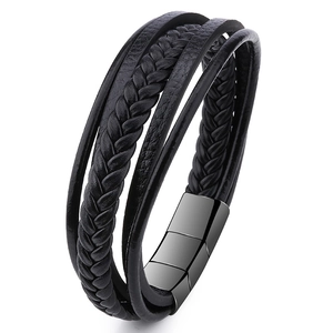 Vue détaillée du bracelet multicouche en cuir noir tressé avec fermoir magnétique