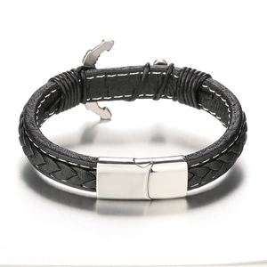 Detailansicht eines schwarzen Lederarmbands mit silbernem Anker und Magnetverschluss