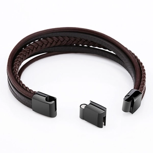 Détail d'un bracelet en cuir multicouche avec fermoir magnétique en métal noir