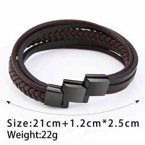 Détail du bracelet en cuir tressé marron pour hommes avec fermoir en acier noir et taille