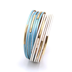 Mehrlagiges geflochtenes Lederarmband in Hellblau und Weiß mit Goldverzierung