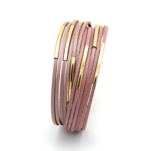 Mehrlagiges rosa Lederarmband für Damen mit goldfarbenen Metallröhren im Boho-Stil