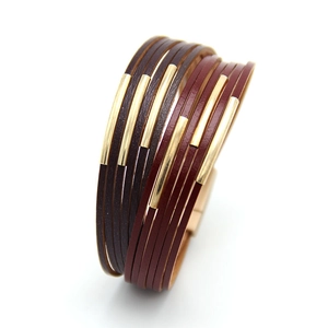 Mehrlagiges geflochtenes Lederarmband für Damen mit goldenen Metallröhren und Akzenten