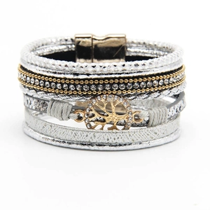 Mehrlagiges Lederarmband im Boho-Stil mit Strass-Lebensbaum-Anhänger und Magnetverschluss