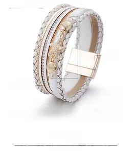 Dettaglio del bracciale multistrato in pelle con stelle marine, conchiglie e chiusura magnetica