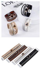 Detail eines böhmischen mehrlagigen Lederarmbands mit Magnetverschluss und Leopardenmuster