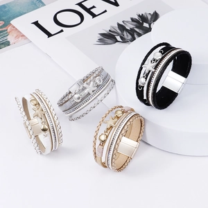 Bracciale multistrato in pelle con stella marina, conchiglie, strass e chiusura