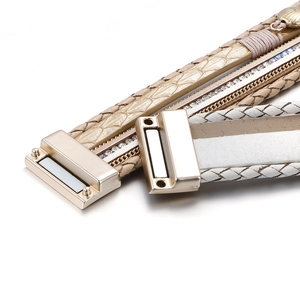 Bracciale multistrato in pelle con ciondoli a stella marina e chiusura magnetica per donna