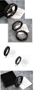 Detail eines mehrlagigen Lederarmbands mit Love You Forever Gravur-Verschluss und Grußkarte