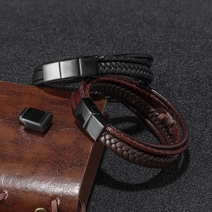 Mehrlagiges geflochtenes Lederarmband für Herren mit Magnetverschluss auf Lederbuch