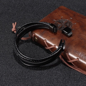 Mehrlagiges geflochtenes Herren-Lederarmband mit schwarzem Magnetverschluss auf Lederheft