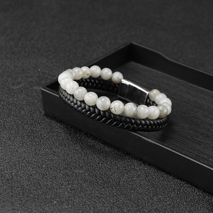 Herenarmband met natuurstenen kralen en gevlochten leer met een zilveren magneetsluiting