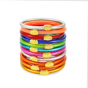 Brazalete Colorido de Silicona y Aleación de Zinc para Mujer Arcoíris Purpurina Chapado en Oro Patrón Retro Joyería