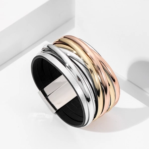 Bracelet multicouche chic en cuir PU avec anneaux métalliques et fermoir magnétique