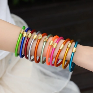 Conjunto de pulseras de silicona con brillo de arco iris y cuentas doradas