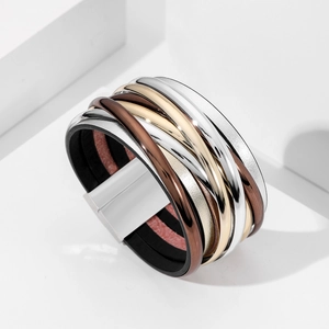 Détail d'un bracelet multicouche en cuir PU avec tresses métalliques et fermoir aimanté