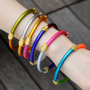 Lot de six joncs colorés en alliage de zinc et silicone avec charms dorés texturés