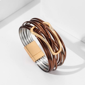 Détail d'un bracelet multicouche bohème en métal avec fermoir magnétique et strass